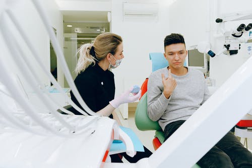 成人牙齿矫正钱需要多久_成人矫正牙齿需要多钱_成人牙齿矫正钱需要拔牙吗