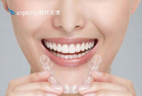 南京深圳成年人牙缝大怎么矫正？隐形还是烤瓷更靠谱？